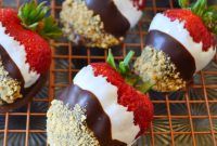 S’mores-Dipped Strawberries: Gooey Chocolate & Marshmallow Treats