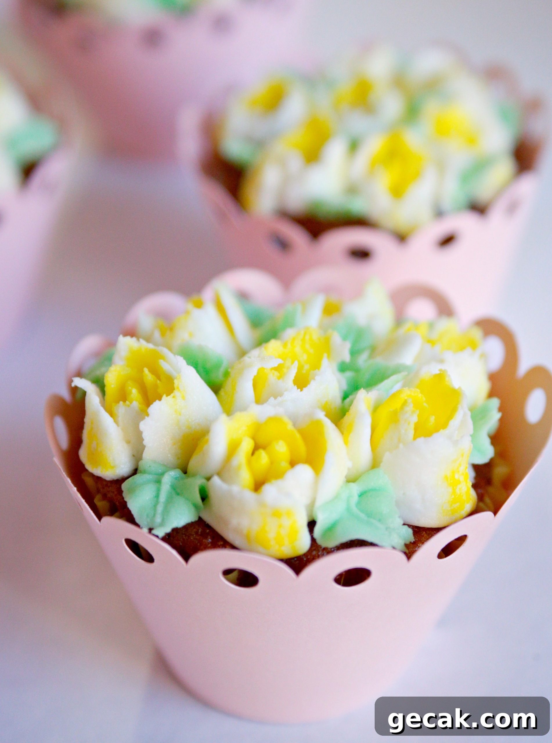 Cupcake Bouquet Tutorial Using Russian Piping Tips 2 Cupcake bouquet made with Russian piping tips