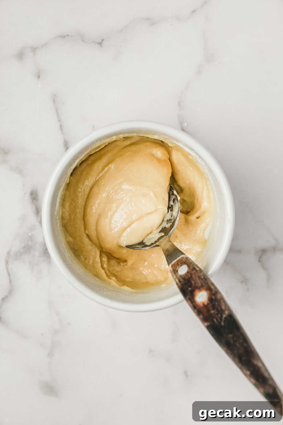 Mug cake avec préparation gâteau et une grande cuillère à soupe 