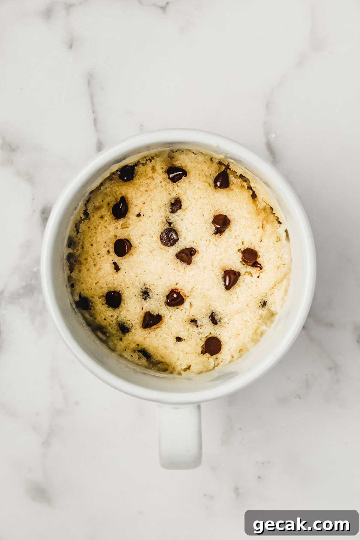 Mug cake cookies après cuisson sur une table