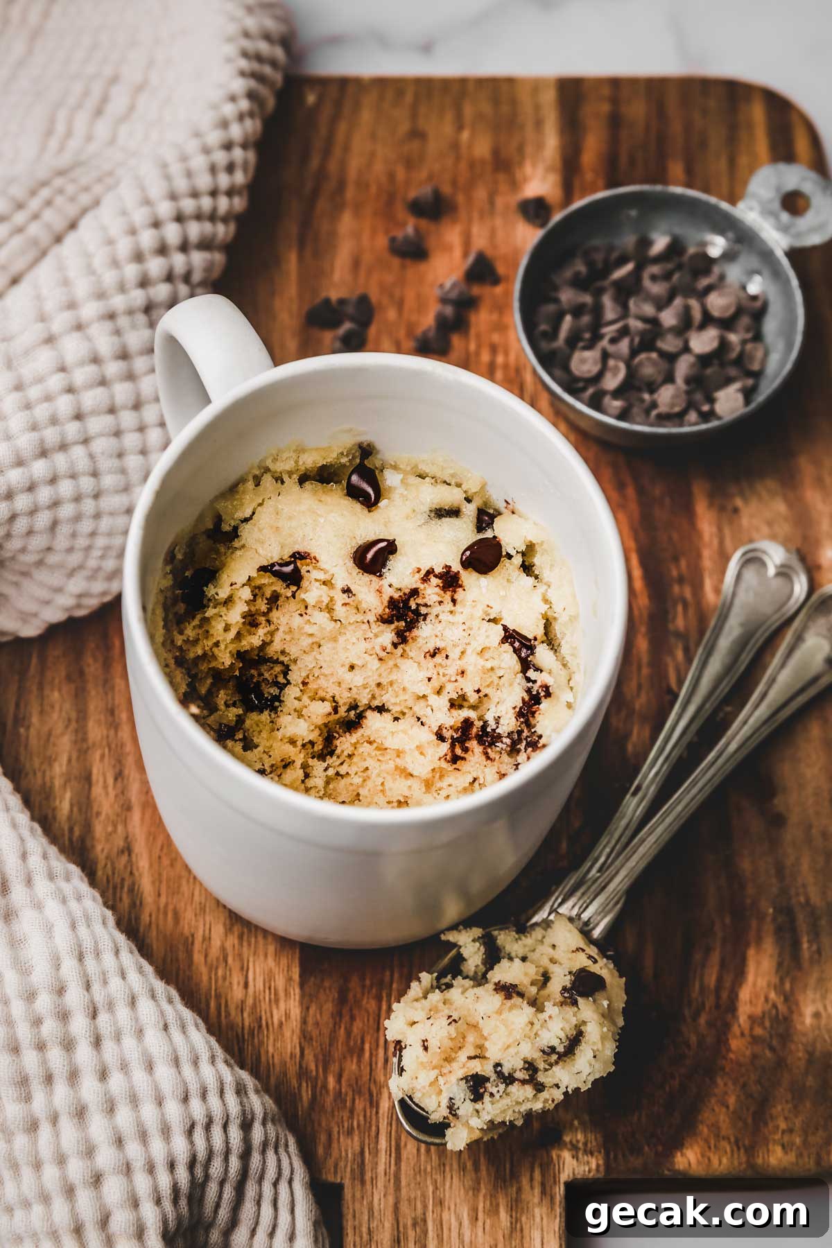 Mug cake cookies sur une table avec des cuillères à café