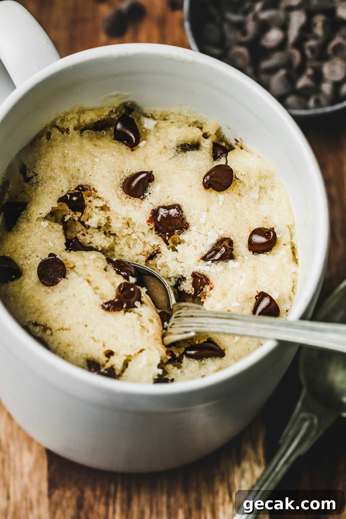 Mug cake aux cookies avec une cuillère à café