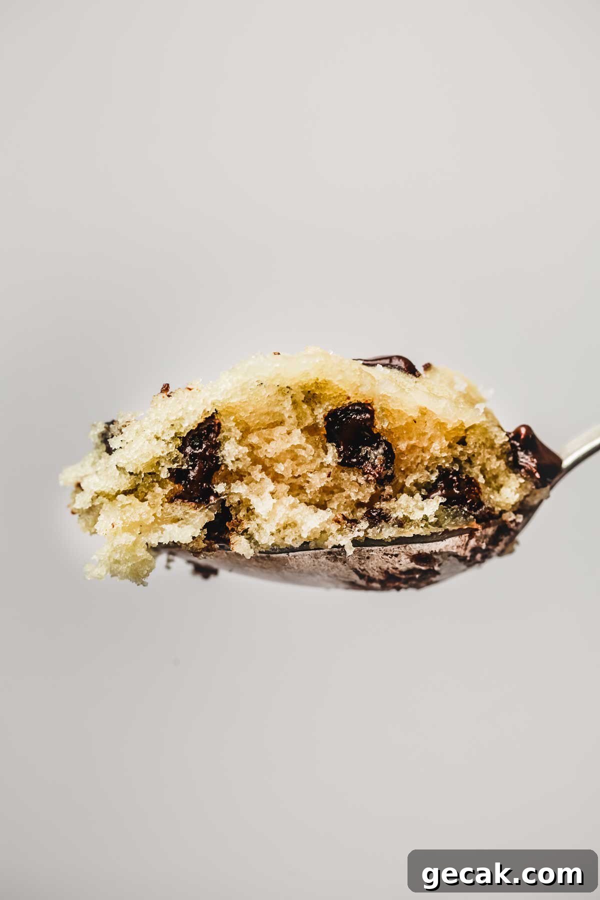 Cuillère à café avec du gâteau aux pépites de chocolat