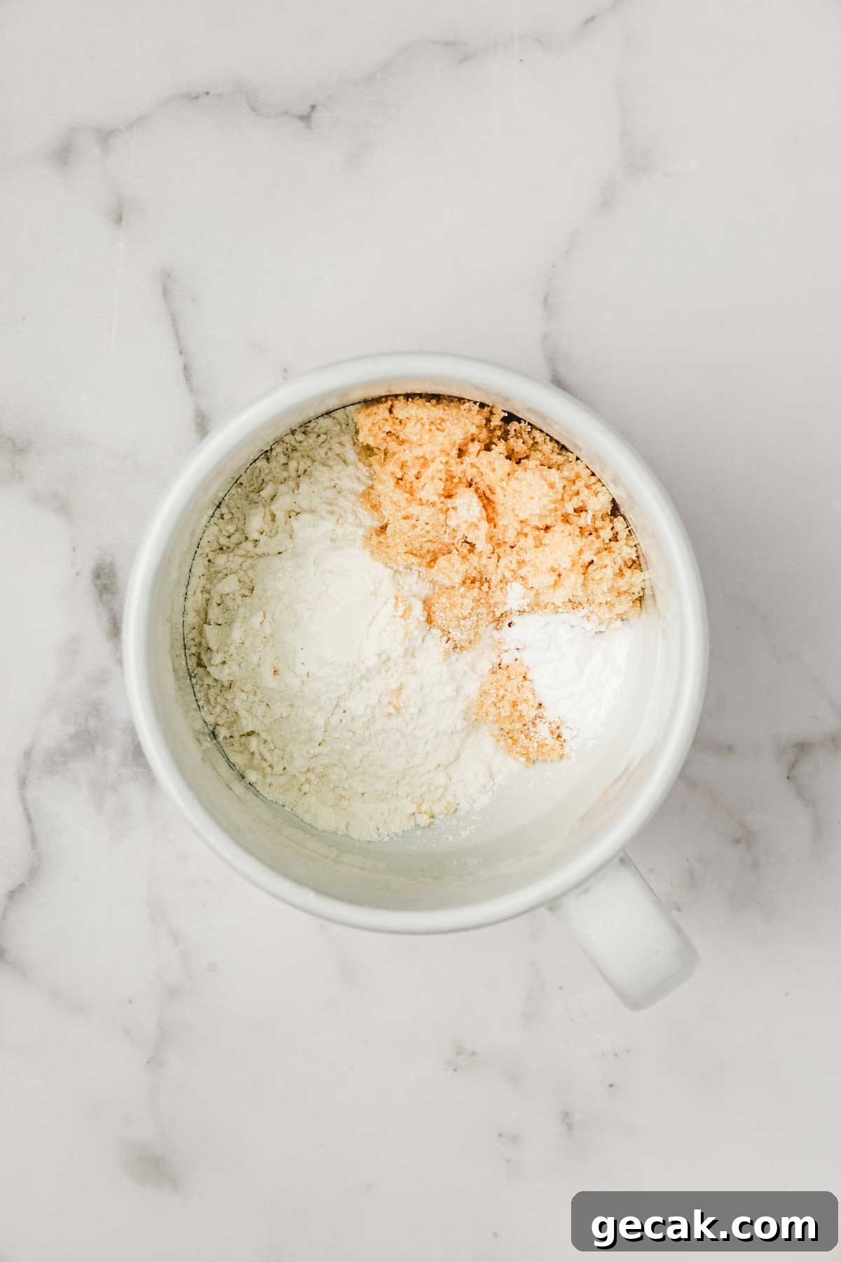 Tasse avec des ingrédients secs